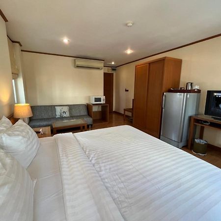 Jhouse Thonglor Hotel Bangkok Exterior photo