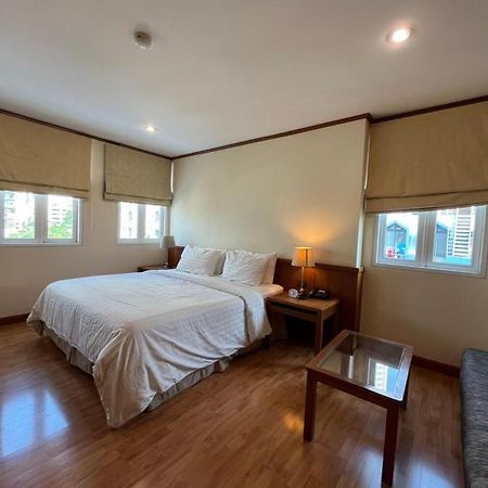 Jhouse Thonglor Hotel Bangkok Exterior photo
