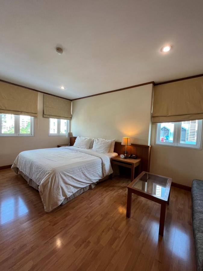 Jhouse Thonglor Hotel Bangkok Exterior photo
